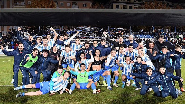 Los jugadores del Talavera celebran el pase de ronda